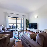 Spacious Two Bedroom Apartment Marina Park