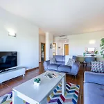 Spacious Two Bedroom Apartment Marina Park