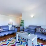 Spacious Two Bedroom Apartment Marina Park